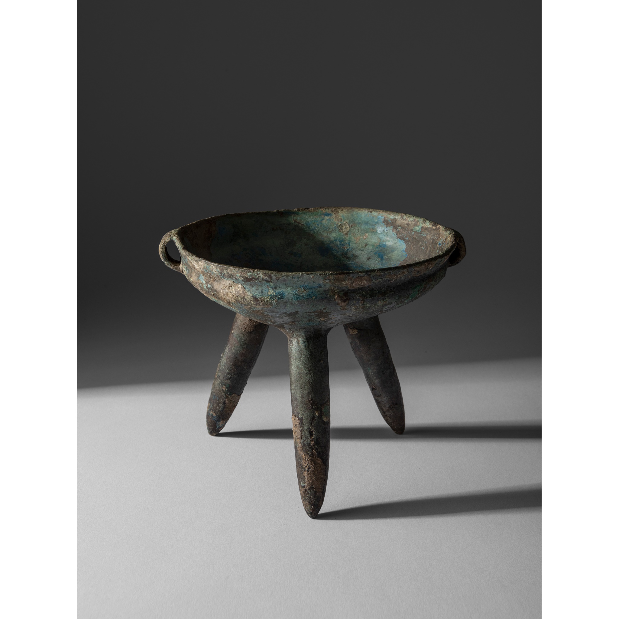 VERY RARE BRONZE RITUAL TRIPOD VESSEL NEOLITHIC-TO-BRONZE-AGE-STYLE, MONGOLIA, DONGHU TRIBE
